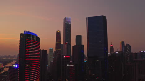 Distrito-Del-Edificio-De-Oficinas-Del-Centro-De-Cbd-De-Guangzhou-Al-Atardecer-Colorido