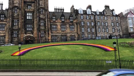 Arco-Iris-Floral-&quot;arco-Iris-De-Esperanza&quot;-En-Edimburgo,-La-Marca-De-Escocia-Para-El-Aniversario-Del-Cierre-De-Covid-19