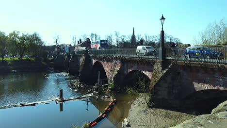 Puente-Del-Río-Chester,-Tráfico-Y-Agua-Corriente