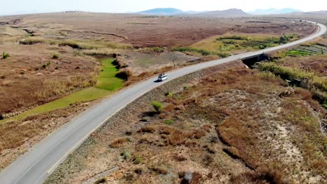 Furgoneta-Que-Viaja-A-Lo-Largo-De-La-Carretera-Abierta-En-El-Campo-De-Madagascar