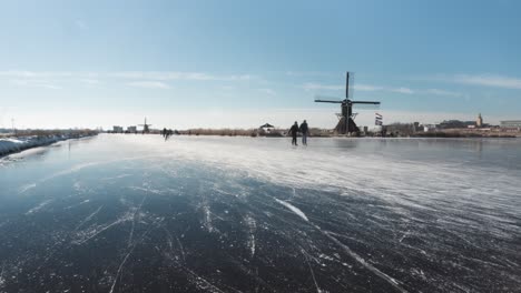 Zeitraffer-Von-Eisläufern-Auf-Dem-Zugefrorenen-Holländischen-Kanal,-Niederländischer-Winter