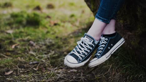 Niña-Balancea-Los-Pies-Usando-Zapatillas-De-Lona,-Cámara-Lenta