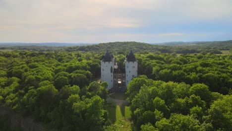 Volando-Hacia-Y-Sobre-El-Castillo-Gwynn,-Ubicado-En-Arrington,-Tennesse