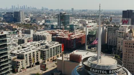 Vista-Aérea-Sobre-El-Edificio-De-Registros-De-Capital,-En-Hollywood-Y-El-Centro-De-Los-ángeles,-California