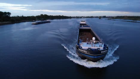 Buque-Panerai-Ii-Con-Mercancías-Navegando-En-Aguas-Tranquilas-Del-Río-Oude-Maas-En-Países-Bajos