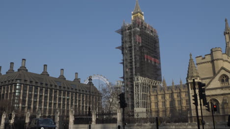 Big-Ben-Cubierto-De-Andamios-Para-Trabajos-De-Reparación-Visto-Desde-La-Plaza-Del-Parlamento