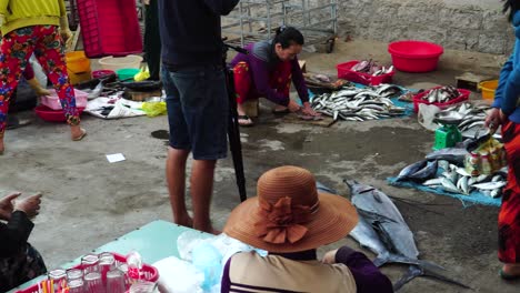 Poor-local-fish-market-in-Vietnam,-retail-trade-on-bare-concrete-ground