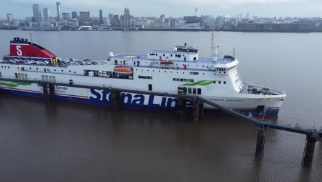 Buque-De-Carga-De-La-Línea-Stena-Cargando-Carga-Desde-La-Terminal-De-Wirral-Liverpool-Vista-Aérea-Camión-Derecho