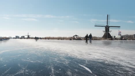 Lapso-De-Tiempo-De-Patinadores-Sobre-Hielo-En-Canal-Congelado-En-Invierno-De-Holanda