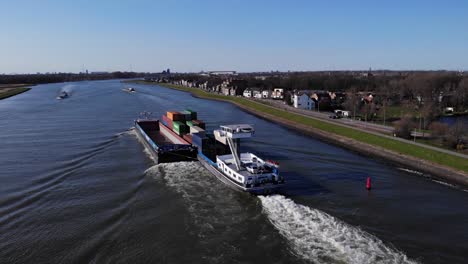 Lastkahn-Mit-Ladung-Verlässt-Kielwasser-Auf-Dem-Fluss-Noord-In-Der-Nähe-Von-Hendrik-Ido-Ambacht-In-Südholland,-Niederlande