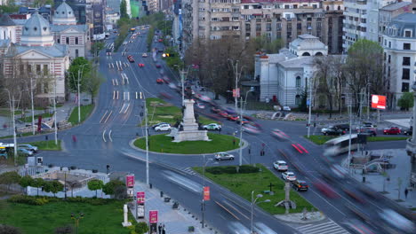 Congestión-De-Tráfico-Durante-La-Hora-Pico-En-La-Rotonda-De-Bucarest,-Lapso-De-Tiempo