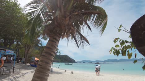 Turistas-Tomando-Fotos-En-La-Playa-Tropical-De-La-Isla-De-Coral,-Tailandia