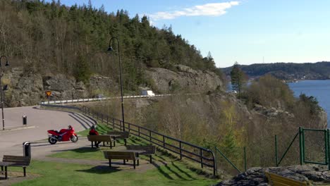 Rastplatz-Entlang-Einer-Straße-In-Orust,-Einem-Malerischen-Touristeninselziel-In-Schweden