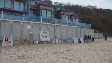 Demostrando-A-Los-Manifestantes-Salir-De-La-Escena-Frente-A-La-Playa,-Carbis-Bay-Hotel,-Cornwall