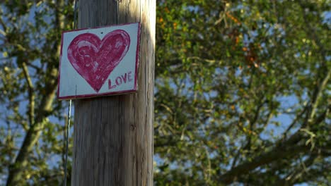 Arte-Callejero-Poste-De-Teléfono-Amor-Corazón-Signo