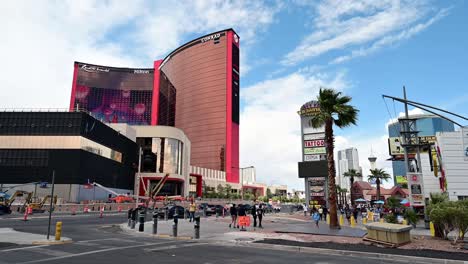 Turistas-Caminando-Cerca-Del-Nuevo-Mundo-De-Resorts-En-El-Strip-De-Las-Vegas