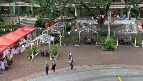 área-De-Puestos-Al-Aire-Libre-En-Un-Centro-Comercial-Decorado-Con-Globos-Rojos,-Blancos-Y-Azules-De-Las-Banderas-Estadounidenses-Y-Filipinas-Para-Conmemorar-La-Amistad-Filipino-estadounidense-El-4-De-Julio