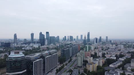 Ein-Drohnenvideo-Einer-Stadtstraße-In-Warschau,-Polen