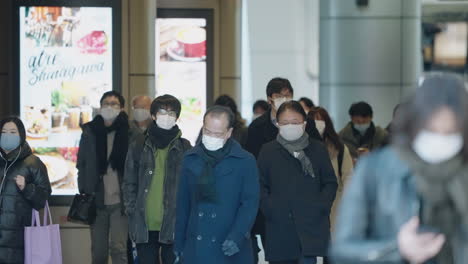 Viajeros-Que-Salen-De-La-Estación-De-Shinagawa-Con-Mascarilla-Como-Medida-Preventiva-Debido-A-La-Nueva-Cepa-De-Covid-19-En-Tokio,-Japón