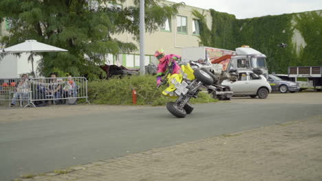 Stuntfahrer-Beim-Side-Wheelie-Fahren-Auf-Einem-Gelben-Quad