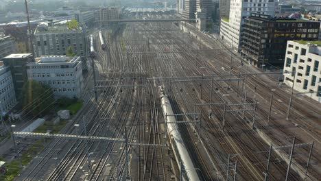 Luftaufnahme-Des-Am-Zürcher-Hauptbahnhof-Ankommenden-Zuges-Korrigiert