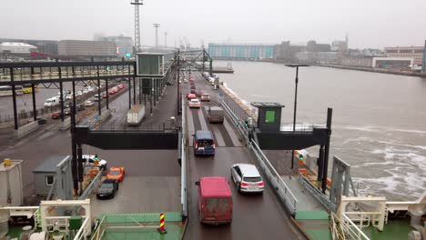 Coches-Que-Salen-Del-Ferry-Después-De-Partir-En-Finlandia,-Helsinki