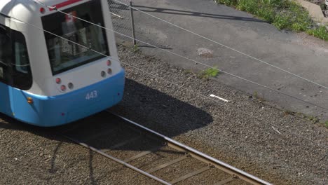 Blick-Aus-Der-Vogelperspektive-Auf-Die-Vorbeifahrende-Göteborger-Straßenbahn