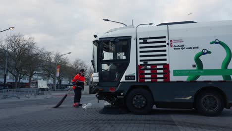 Barredora-De-Calles-Máquinas-De-Limpieza-De-Calles-Mercado-De-Limpieza-En-Amsterdam,-Países-Bajos