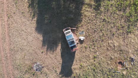 Camper-Van-Cámping-Campo-Solo-Aislado-Distancia-Social-Al-Aire-Libre-Recreación-Hierba-Bosque-Verano-Wisconsin-América-Aéreo-Zumbido-Ascendente-Creciente