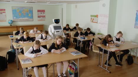 Roboterlehrer,-Futuristische-Schule,-Gesamtaufnahme-Eines-Klassenzimmers-Voller-Schüler,-Die-Ihre-Hausaufgaben-Oder-Aufgaben-Erledigen