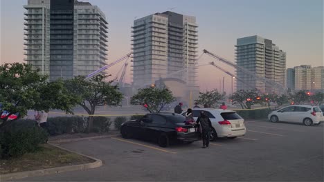 Camiones-De-Bomberos-Extinguiendo-Un-Incendio-Masivo-En-El-Restaurante-Paramount-Fine-Foods-Cerca-De-Edificios-De-Apartamentos-De-Gran-Altura-En-Mississauga,-Canadá