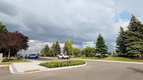 Ein-Weiter-Blick-Auf-Den-Bürgersteig-Vor-Der-Polizeistation-In-Mississauga