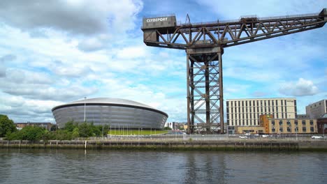 Plataforma-Rodante-Ancha-De-Derecha-A-Izquierda-Con-La-Grúa-Sse-Hydro-Y-Finnieston,-Glasgow