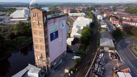 Icónico-Warrington-Ojo-Rosado-Fairclough-Mill-Self-Storage-Building-Antena-órbita-Lenta-Vista-Derecha