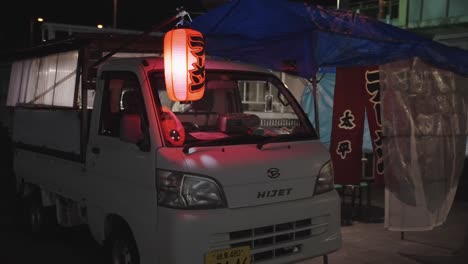 Camión-Tradicional-De-Comida-Ramen-Por-La-Noche,-Cortinas-Que-Soplan-El-Viento-Por-La-Noche