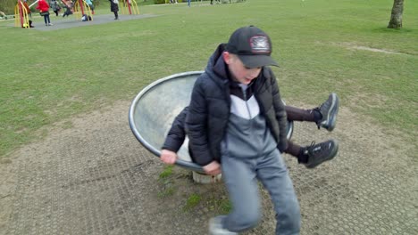 Los-Muchachos-Se-Divierten-Jugando-En-El-Parque,-Verano-Leeds,-Inglaterra