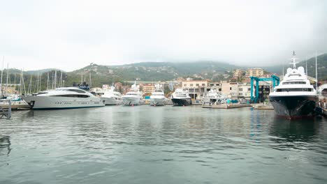 Varazze,-Italien---11.-Juni-2019:-Große-Yachten-Im-Yachthafen,-Hafen,-Bewölkter-Tag,-Varazze,-Ligurisches-Meer,-Italien