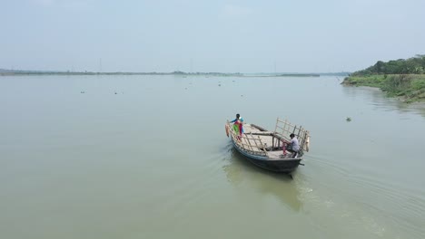 Vista-Aérea-De-Una-Pareja-India-En-Un-Barco-En-Movimiento-En-El-Río,-Cita-Romántica,-Día-Soleado