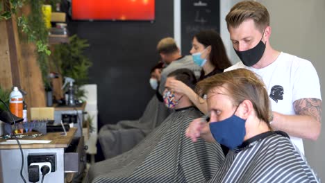 Friseure-Und-Friseure-Haben-Während-Des-Weltweiten-Coronavirus-Ausbruchs,-Der-Viele-Unternehmen-Betroffen-Hat,-Haare-Geschnitten