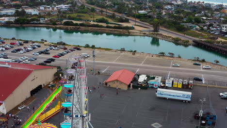 Passengers-Riding-Giant-Ferris-Wheel-At-Del-Mar-Fairgrounds-In-San-Diego-County,-Del-Mar,-California