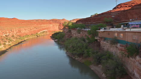 Pan-right-shot-of-San-Juan-Motel-and-San-Juan-River-in-Mexican-Hat,-Utah