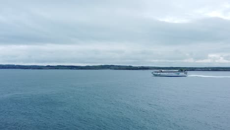 Irish-Ferries-Barco-De-Transporte-De-Pasajeros-Viaje-A-Través-Del-Mar-De-Irlanda-Dejando-Holyhead-A-Dublín-Vista-Aérea-Panorámica-Izquierda