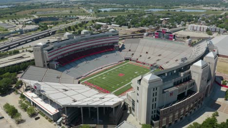 Toma-Aérea-En-órbita-Del-Estadio-Conmemorativo-De-Los-Huskers-De-Maíz-De-La-Universidad-De-Nebraska