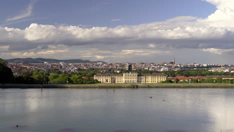 Langsamer-Panoramaschwenk-über-Das-Schloss-Schönbrunn-Und-Die-Wiener-Stadtlandschaft