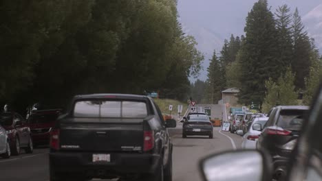 Coches-Pasando-Por-Ciudad-De-Montaña