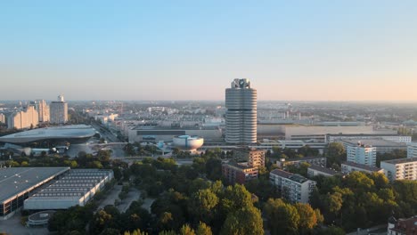 Vista-Aérea-De-Drones-De-La-Torre-Bmw-En-Munich