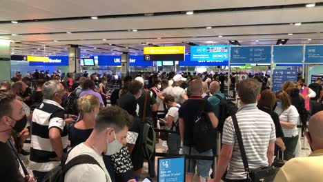 Colas-Masivas-De-Personas-Esperando-Para-Pasar-El-Control-Fronterizo-En-El-Aeropuerto-De-Heathrow-Debido-A-La-Introducción-De-Restricciones-Covid