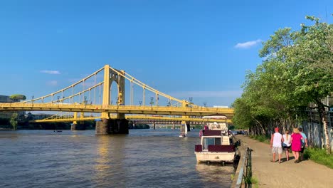 View-of-the-Seventh-Street-Bridge-over-the-Allegheny-River-in-Pittsburgh,-Pennsylvania,-in-autumn