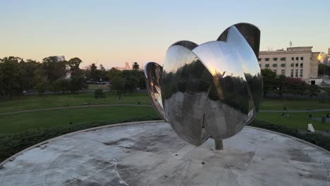 Runder-Schwenk-Aus-Der-Luft,-Zweimal-Aufnahme-Einer-Modernen-Chromkunstinstallation-„Floralis-Generica“-Im-Städtischen-Park-Plaza-Der-Vereinten-Nationen-Im-Viertel-Recoleta-In-Der-Innenstadt-Von-Buenos-Aires