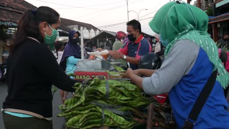 Yogyakarta,-Indonesien-–-21.-Juli-2021:-Transaktionsatmosphäre-Auf-Traditionellen-Märkten